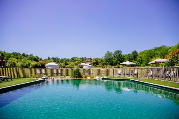 vue sur la piscine au Domaine EcÔtelia hébergement insolite vue sur la piscine au Domaine EcÔtelia hébergement insolite