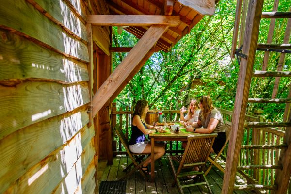 cabane dans les arbres familiale pour séjour en famille en hébergement insolite