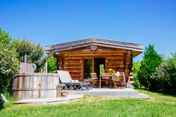 Cabane de trappeur avec spa privatif hébergement insolite pour vacances d'automne Cabane de trappeur avec spa privatif hébergement insolite pour vacances d'automne