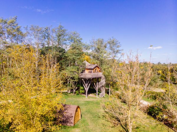 cabane insolite et cabanes dans les arbres aux couleurs de l'automne cabane insolite et cabanes dans les arbres aux couleurs de l'automne
