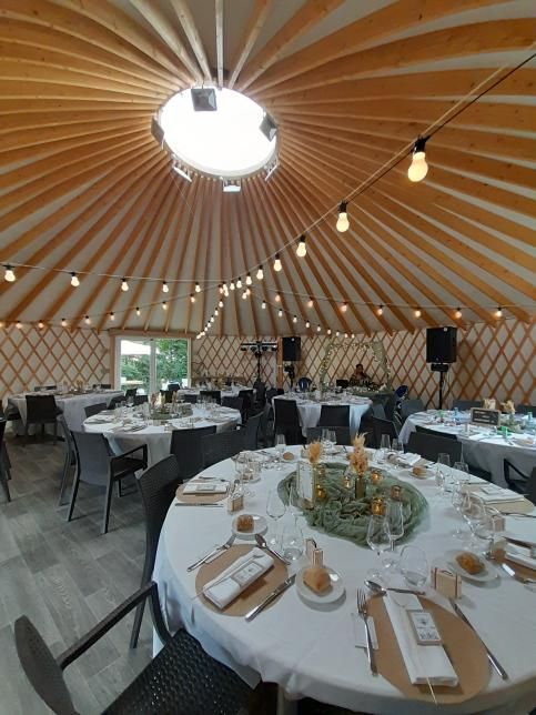 salle de mariage avec h&eacute;bergements insolite et cabanes premium