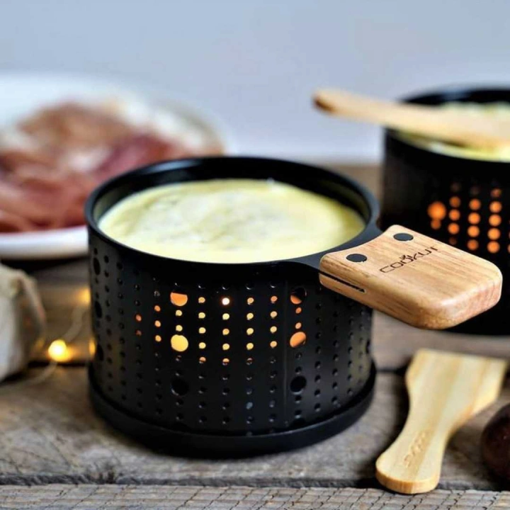 Raclette &agrave; la bougie pour un repas insolite en cabane
